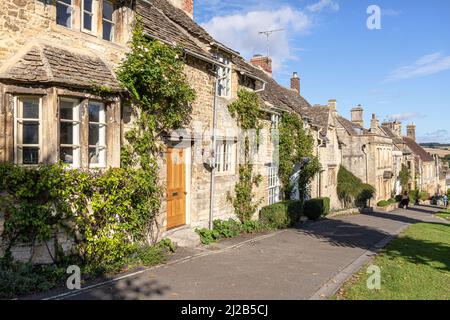 Tipici edifici in pietra tradizionali sulla collina nella città Cotswold di Burford, Oxfordshire, Inghilterra Regno Unito Foto Stock