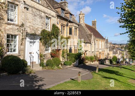 Tipici edifici in pietra tradizionali sulla collina nella città Cotswold di Burford, Oxfordshire, Inghilterra Regno Unito Foto Stock