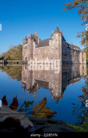 Campeneac (Bretagna, Francia nord-occidentale) il Castello di Trecesson nella Foresta di Broceliande. Riflesso delle pareti rossastre del castello medievale Foto Stock