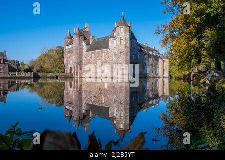 Campeneac (Bretagna, Francia nord-occidentale) il Castello di Trecesson nella Foresta di Broceliande. Riflesso delle pareti rossastre del castello medievale Foto Stock