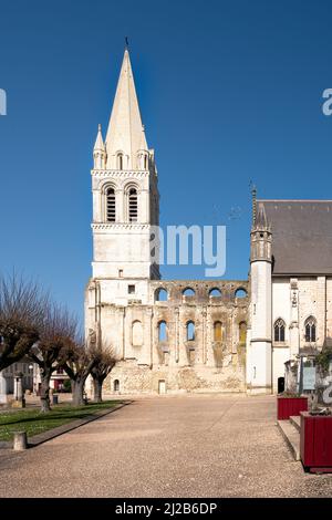 Abbazia di Saint Pierre Saint Paul a Beaulieu les Loches in un pomeriggio invernale soleggiato, Touraine, Francia Foto Stock