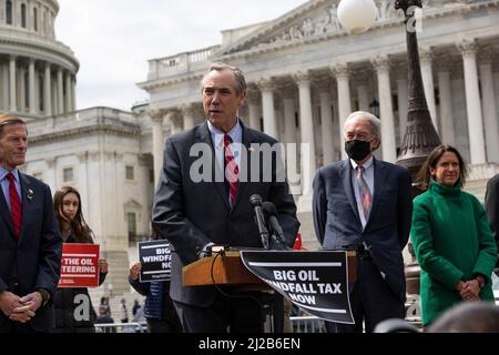 Washington, Stati Uniti d'America. 30th Mar 2022. Il senatore degli Stati Uniti Jeff Merkley (democratico dell'Oregon), parla ad una conferenza stampa che sollecita l'adozione di una tassa di vento di petrolio il 30 marzo 2022 a Washington D.C, U.SCredit: Aaron Schwartz/CNP/Sipa USA Credit: Sipa USA/Alamy Live News Foto Stock