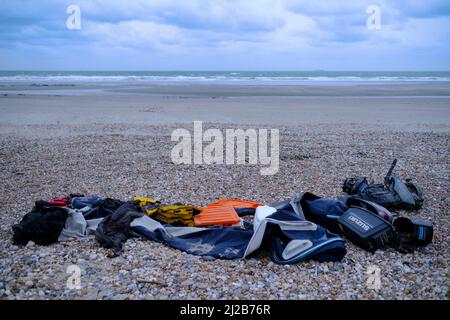 Rifugiati e migranti nella regione degli Hauts-de-France (Francia settentrionale), il 26 novembre 2021: Pezzi di barca, motore e oggetti personali dei rifugiati Foto Stock