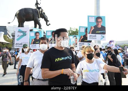 Bangkok, Tailandia. 31st Mar 2022. Sakoltee Phattiyakul (camicia nera), ex vice governatore di Bangkok, l'elezione del governatore di Bangkok, un candidato indipendente, il 31 marzo 2022, presso l'amministrazione metropolitana Municipio di Bangkok 2. (Credit Image: © Teera Noisakran/Pacific Press via ZUMA Press Wire) Foto Stock