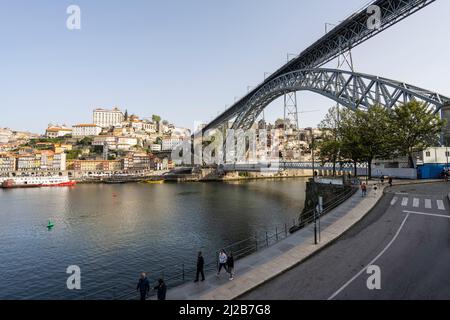 Porto, Portogallo. Marzo 2022. Vista panoramica del ponte Dom Luís i sul fiume Douro nel centro della città Foto Stock