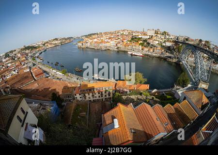 Porto, Portogallo. Marzo 2022. Vista panoramica del ponte Dom Luís i sul fiume Douro nel centro della città Foto Stock