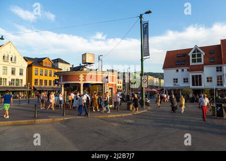 Bergen, Norvegia - 27 maggio 2018: Edificio colorato al centro della città. Negozi e ristoranti. Foto Stock