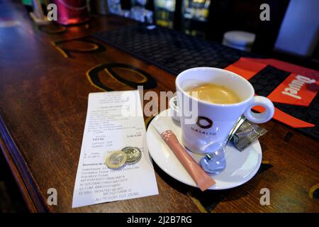 Belgio, Bruxelles, 1 gennaio 2022: Una moneta in euro, 20th anni di entrata in circolazione delle banconote e delle monete in euro, il currenc unico europeo Foto Stock