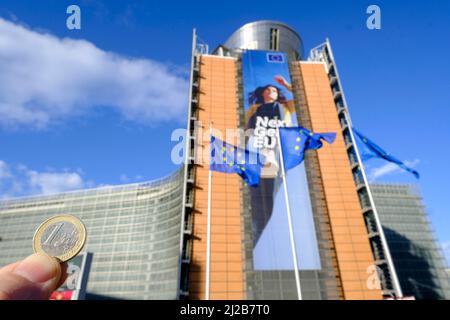 Belgio, Bruxelles, 1 gennaio 2022: Una moneta in euro, 20th anni di entrata in circolazione delle banconote e delle monete in euro, il currenc unico europeo Foto Stock
