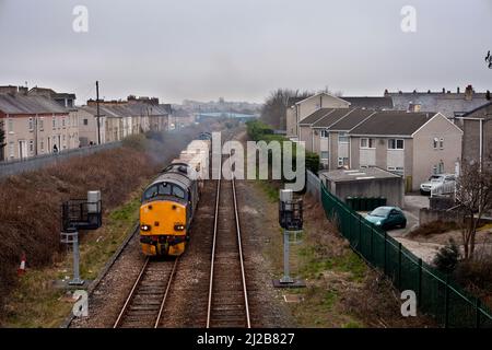 2 servizi ferroviari diretti classe 37 locomotive 37606 (-+37602 sul retro) con un treno di fiasche nucleari Foto Stock