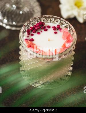 Candele di soia fatte a mano di design unico, con colori diversi, nel vetro. Atmosfera rilassante. Stile di vita lussuoso. Messa a fuoco selettiva Foto Stock