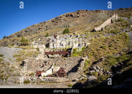 Parco Naturale Regionale del Queyras, Alpi dell'alta Francia (Francia sud-orientale): Resti di una miniera di rame sopra Saint-Veran Foto Stock