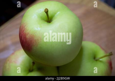 Un mazzo di succose mele rosse, un primo colpo. Frutta matura. Foto Stock