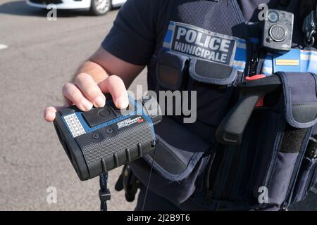 Polizia locale: Controllo della velocità con un dispositivo di misurazione della velocità laser Foto Stock