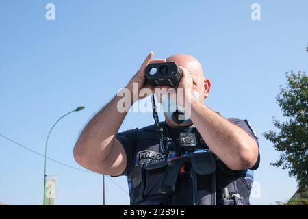 Polizia locale: Controllo della velocità con un dispositivo di misurazione della velocità laser Foto Stock