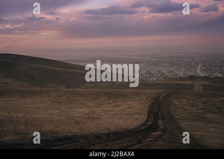 Vista della città dalla montagna. Paesaggio estivo. Kirghizistan, Bishkek. Edifici e architettura. Foto di alta qualità Foto Stock