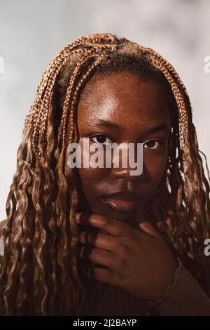 Ritratto di giovane donna con capelli intrecciati in studio Foto Stock