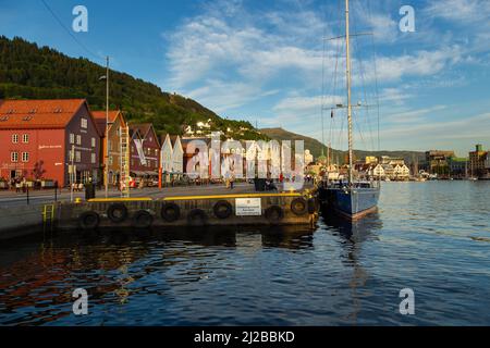 Bergen, Norvegia- 27 maggio 2018: Vista del Bryggen, serie di edifici commerciali del patrimonio anseatico che si allineano al lato orientale del porto di Vagen. Foto Stock