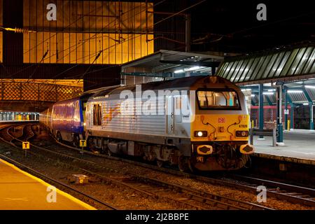 DB Schenker classe 67 locomotiva diesel 67026 alla stazione ferroviaria di Carlisle con un treno deviato della costa orientale che aveva trasportato per lavori di ingegneria Foto Stock