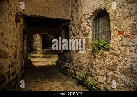 Un vicolo a Poffabro, storico borgo medievale della Val Colvera in provincia di Pordenone, Friuli-Venezia Giulia, Italia nord-orientale Foto Stock
