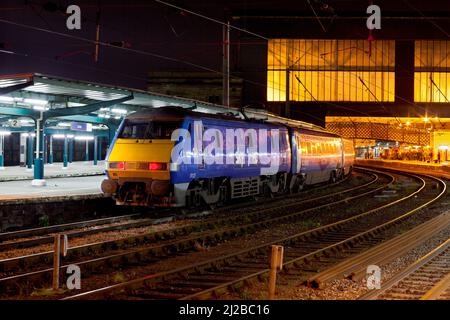 SKY livrea East Coast classe 91 locomotiva elettrica 91125 alla stazione ferroviaria di Carlisle con un treno diretto dirottato East Coast Foto Stock