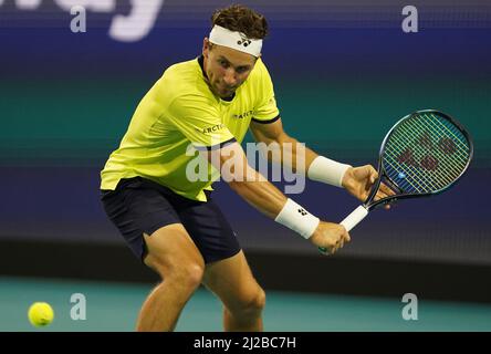 Miami Gardens, USA. 30th Mar 2022. MIAMI GARDENS, FLORIDA - 30 MARZO: Casper Ruud of Norway restituisce un colpo ad Alexander Zverev di Germania durante il Miami Open all'Hard Rock Stadium il 30 marzo 2022 a Miami Gardens, Florida. (Foto di JL/Sipa USA) Credit: Sipa USA/Alamy Live News Foto Stock