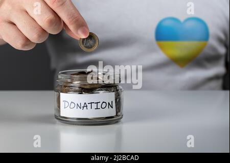 Donazione per il concetto Ucraina. Aiuto e assistenza finanziaria all'Ucraina. Vaso di donazione con bandiera Ucraina. Donazione per rifugiati ucraini. Donazione per Foto Stock