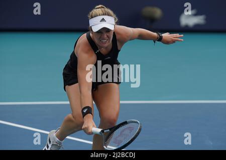 MIAMI GARDENS, FLORIDA - 30 MARZO: Catherine McNally degli Stati Uniti in azione contro Alize Cornet di Francia e Jil Teichmann di Svizzera durante la loro partita finale quadrimestre doppia il giorno 10 del Miami Open 2022 all'Hard Rock Stadium il 30 marzo 2022 a Miami Gardens, Florida. (Foto di JL/Sipa USA) Foto Stock