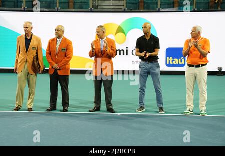 MIAMI GARDENS, FLORIDA - MARZO 30: Membri del comitato Orange Bowl Doug Wiley, Frank Gonzalez ed Eric Poms e il direttore del torneo Miami Open James Blake, Membro del Comitato Orange Bowl e vicepresidente senior IMG Tennis Josh Ripple ha introdotto Jim Courier nella Orange Bowl Tennis Hall of Fame durante il Miami Open all'Hard Rock Stadium il 30 marzo 2022 a Miami Gardens, Florida. (Foto di JL/Sipa USA) Foto Stock