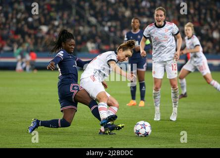 Lina Magull di Bayern Monaco, Aminata Diallo di PSG (a sinistra) durante la UEFA Women's Champions League, quarti di finale, partita di calcio a 2nd gambe tra Paris Saint-Germain e Bayern Monaco il 30 marzo 2022 allo stadio Parc des Princes di Parigi, Francia - Foto Jean Catuffe / DPPI Foto Stock