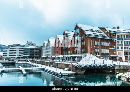 Porto di Tromso, Norvegia, marzo 3rd 2022: Molo ed edifici moderni e tradizionali nel porticciolo Foto Stock