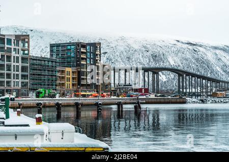 Porto di Tromso, Norvegia, marzo 3rd 2022: Nuovi edifici moderni e ponte per Tromsdalen in una giornata invernale Foto Stock