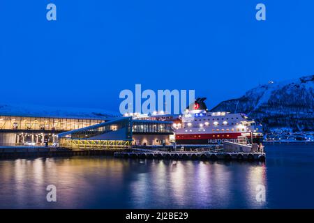 Tromso, Norvegia, marzo 4th 2022: Molo per navi Hurtigruten. Hurtigruten (english Express Route) è una strada costiera pubblica norvegese che trasporta il passe Foto Stock