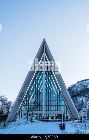 Tromso, Norvegia, 6th 2022 marzo: La Chiesa di Tromsdalen o la Cattedrale Artica (in norvegese: Tromsdalen kirke, Ishavskatedralen) a Tromso è una chiesa parrocchiale Foto Stock