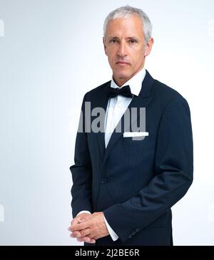 Affari seri. Un'immagine in studio di un uomo maturo in un tuxedo. Foto Stock