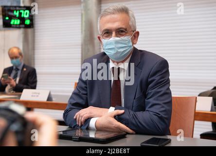 31 marzo 2022, Hessen, Francoforte sul meno: Il sindaco di Francoforte Peter Feldmann (SPD), incriminato per una possibile accettazione delle prestazioni, parteciperà alla riunione del consiglio comunale. E' stato annunciato che il pubblico ministero di Francoforte ha fatto accuse contro Feldmann per motivi probabili di accettazione delle prestazioni. Foto: Boris Roessler/dpa Foto Stock