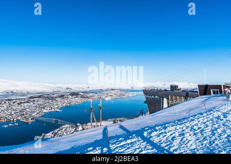 Tromso, Norvegia, marzo 6th 2022: La stazione superiore della funivia Fjellheisen sul monte Storsteinen sopra Tromso, Norvegia, , spazio copia Foto Stock