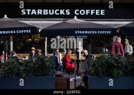 Madrid, Spagna. 18th Feb 2022. I clienti sono visti presso la catena multinazionale americana Starbucks Coffee Store in Spagna. (Credit Image: © Xavi Lopez/SOPA Images via ZUMA Press Wire) Foto Stock