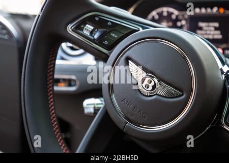 Slovenia, Lubiana - Marzo 9 2022: Logo Bentley badge di auto di lusso. Foto Stock