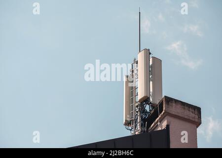 Telefono cellulare e internet torre contro il cielo. 5G antenne radianti wireless. Foto Stock