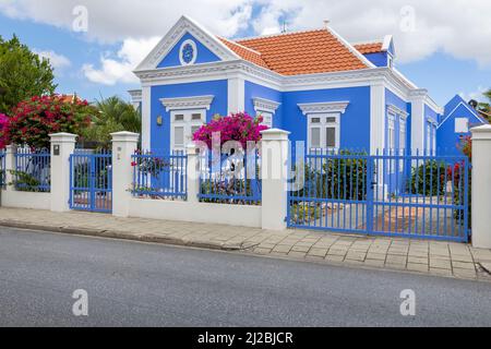 Bell'albergo con una casa dipinta recentemente di blu e bianco e un tetto rosso a Willemstad, Curacao Foto Stock