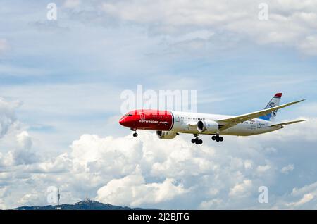 Barcellona, Spagna; 18 maggio 2019: Aereo Boeing 787 della compagnia norvegese, atterrando all'aeroporto El Prat di Barcellona Foto Stock