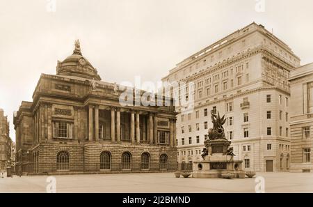 Municipio di Liverpool, posteriore con il Monumento Nelson, immaginato anni '70 Foto Stock