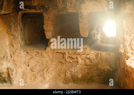 Tombe sotterranee in necropoli. Tombe dei Re nella città di Paphos a Cipro. Foto Stock