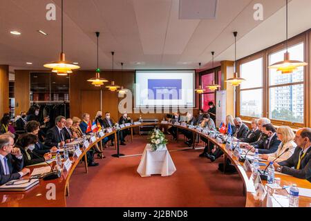 31 marzo 2022, Francia, Straßburg: I partecipanti a una conferenza sulla rete universitaria EUCOR durante la visita di una delegazione del governo dello Stato del Baden-Württemberg si trovano in un edificio dell'Università di Strasburgo. Kretschmann si è recato a Strasburgo per colloqui politici, dove vuole rafforzare le relazioni con il suo vicino francese. Foto: Philipp von Ditfurth/dpa Foto Stock