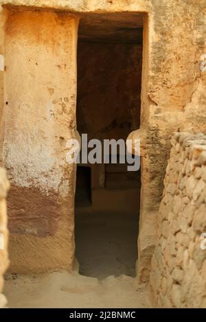 Tombe sotterranee in necropoli. Tombe dei Re nella città di Paphos a Cipro. Foto Stock