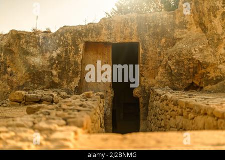 Tombe sotterranee in necropoli. Tombe dei Re nella città di Paphos a Cipro. Foto Stock