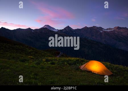 WA21228-01...WASHINGTON - sera al campo lungo il Pacific Crest Trail a sud di White Pass e una vista del Glacier Peak nella Glacier Peak Wilderness. Foto Stock