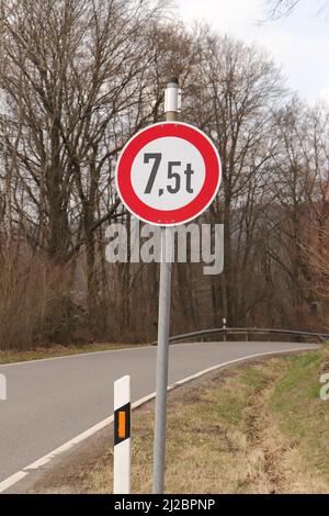 un segnale di traffico per il peso totale ammissibile di 7,5 t. Foto Stock