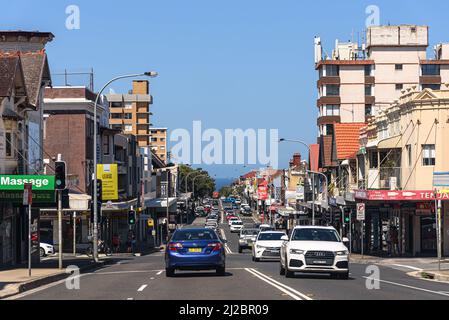 Dirigiti verso est su Bondi Road in una giornata di sole Foto Stock